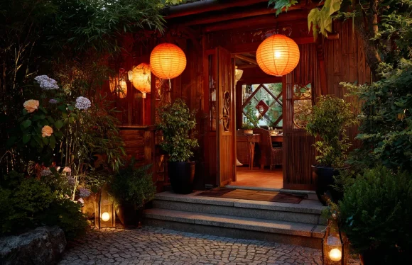 eingang-eines-asiatischen-restaurants-mit-laternen